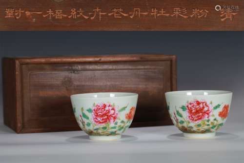 A PAIR OF FAMILLE ROSE FLOWER CUPS