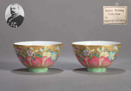 A SMALL GOLDEN GROUND FAMILLE ROSE FLOWER BOWL