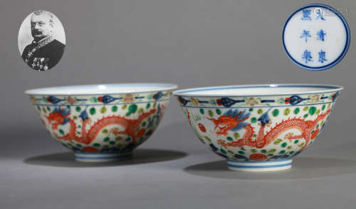 A PAIR OF FAMILLE VERTE DRAGON AND PHOENIX BOWLS