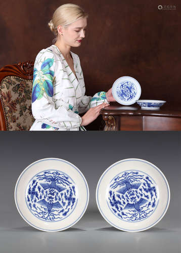 A PAIR OF BLUE AND WHITE PHOENIX PLATES