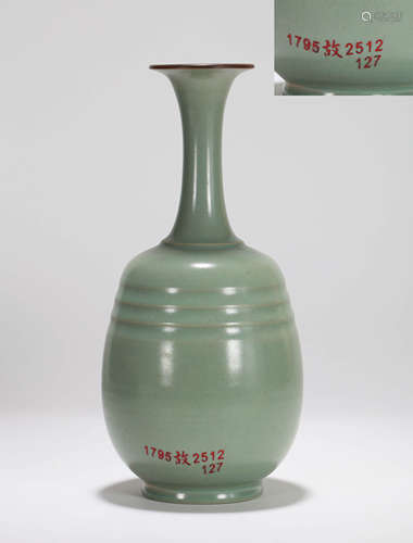 A RU CELADON LONG-NECKED VASE