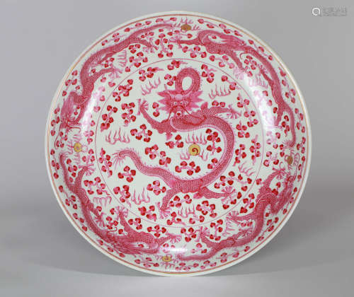 A LARGE FAMILLE ROUGE FIVE DRAGONS PLATE
