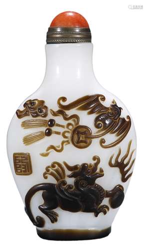 A GLASS QILIN SNUFF BOTTLE