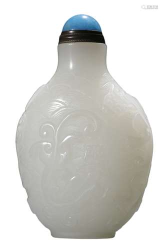 A WHITE GLASS CHILONG SNUFF BOTTLE