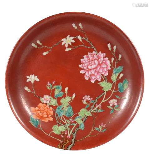 A RED-GROUND FAMILLE ROSE FLOWER PLATE