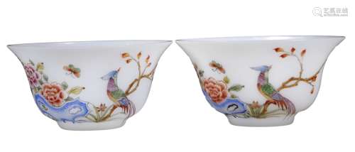 A PAIR OF GLASS FAMILLE ROSE FLOWER BOWLS