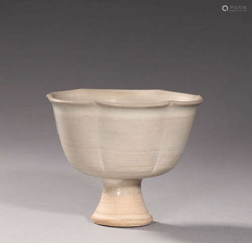 A CIZHOU BARBED-RIM STEM CUP