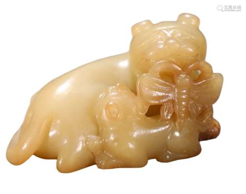 A HETIAN JADE PARENT-CHILD AUSPICIOUS BEAST CARVING