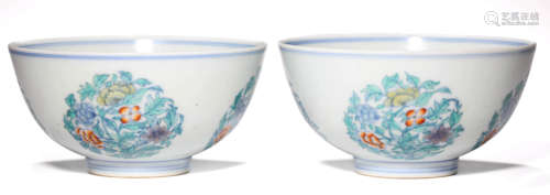 A PAIR OF DOUCAI FLOWER MEDALLION BOWLS