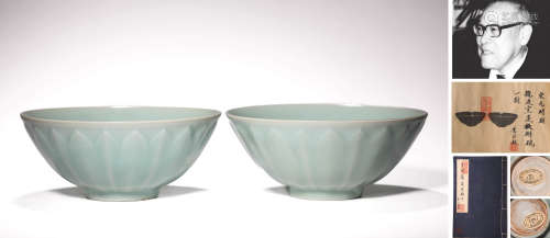 A PAIR OF LONGQUAN CELADON LOTUS BOWLS