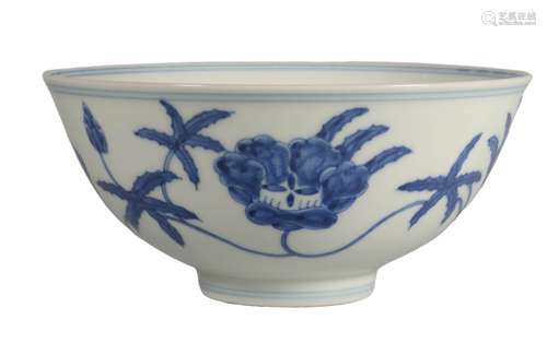 A BLUE AND WHITE WRAPPED FLOWERS BOWL