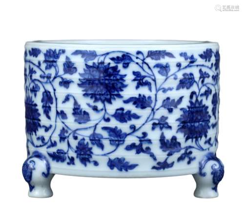 A BLUE AND WHITE LOTUS TRIPOD CENSER