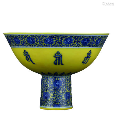 A YELLOW-GLAZED BLUE AND WHITE “SHOU” STEM BOWL