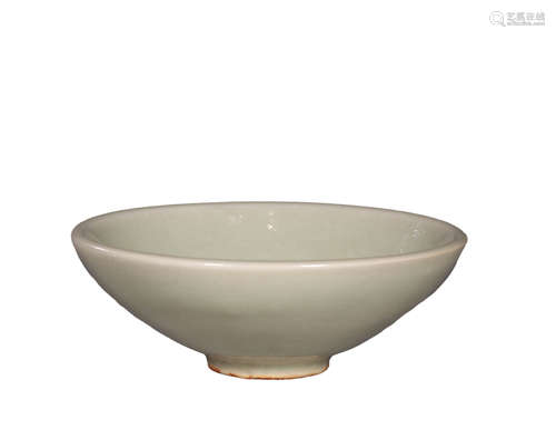 A YAOZHOU CELADON GLAZED TEA BOWL