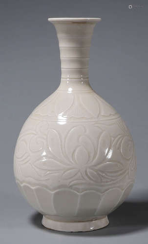 A CARVED WHITE GLAZE FLOWERS PEAR-SHAPED VASE