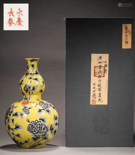 A YELLOW-GROUND GRISAILLE PEONY DOUBLE-GOURD VASE