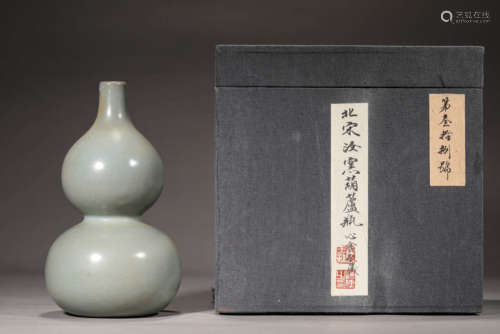 A RU CELADON DOUBLE-GOURD VASE