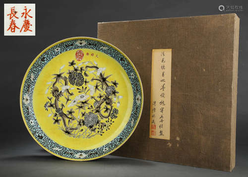 A YELLOW-GROUND GRISAILLE-DECORATED DRAGON AND FLOWERS DISH