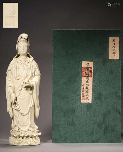 A DEHUA PORCELAIN FIGURE OF AVALOKITESVARA