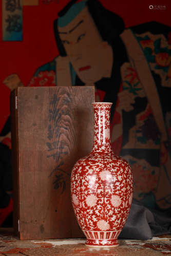 AN IRON-RED WRAPPED FLOWERS LONG-NECKED VASE