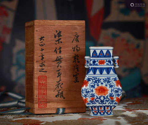 AN IRON-RED AND UNDERGLAZE BLUE ARROW VASE