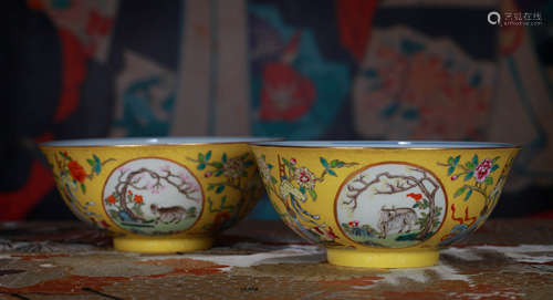 A PAIR OF YELLOW GROUND FAMILLE ROSE BOWLS