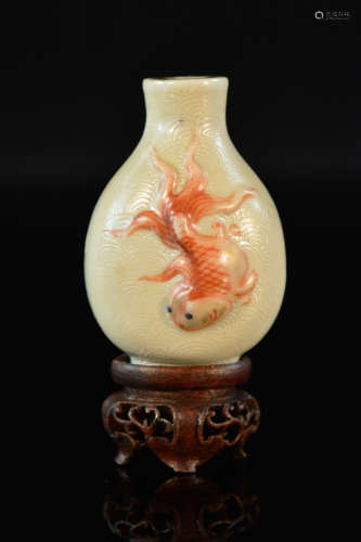 Chinese Famille Rose Porcelain Snuff Bottle - Goldfish