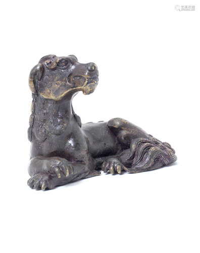 A bronze 'hound' scroll weight