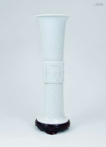 白瓷花瓶