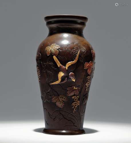 花鸟葡萄纹铜制象嵌花瓶