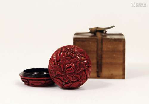 明十五世纪初 剔红茶花纹小圆盒