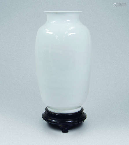 清 白瓷灯笼瓶