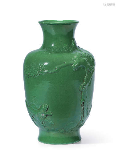 清晚期 绿釉浮雕英雄独立图灯笼瓶