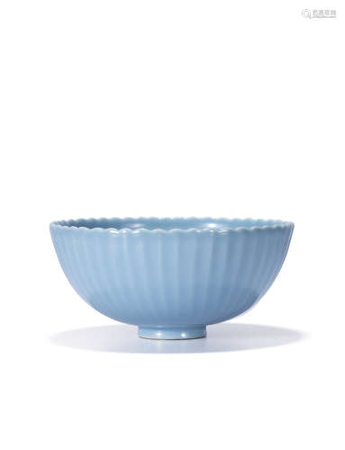 清乾隆 天蓝釉菊瓣碗