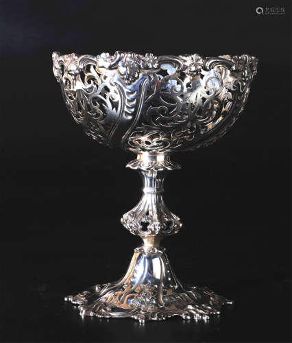 19-20世纪 纯银镂空葡萄纹饰高脚杯