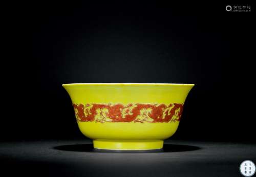 清雍正 柠檬黄釉矾红描金雕瓷夔纹碗