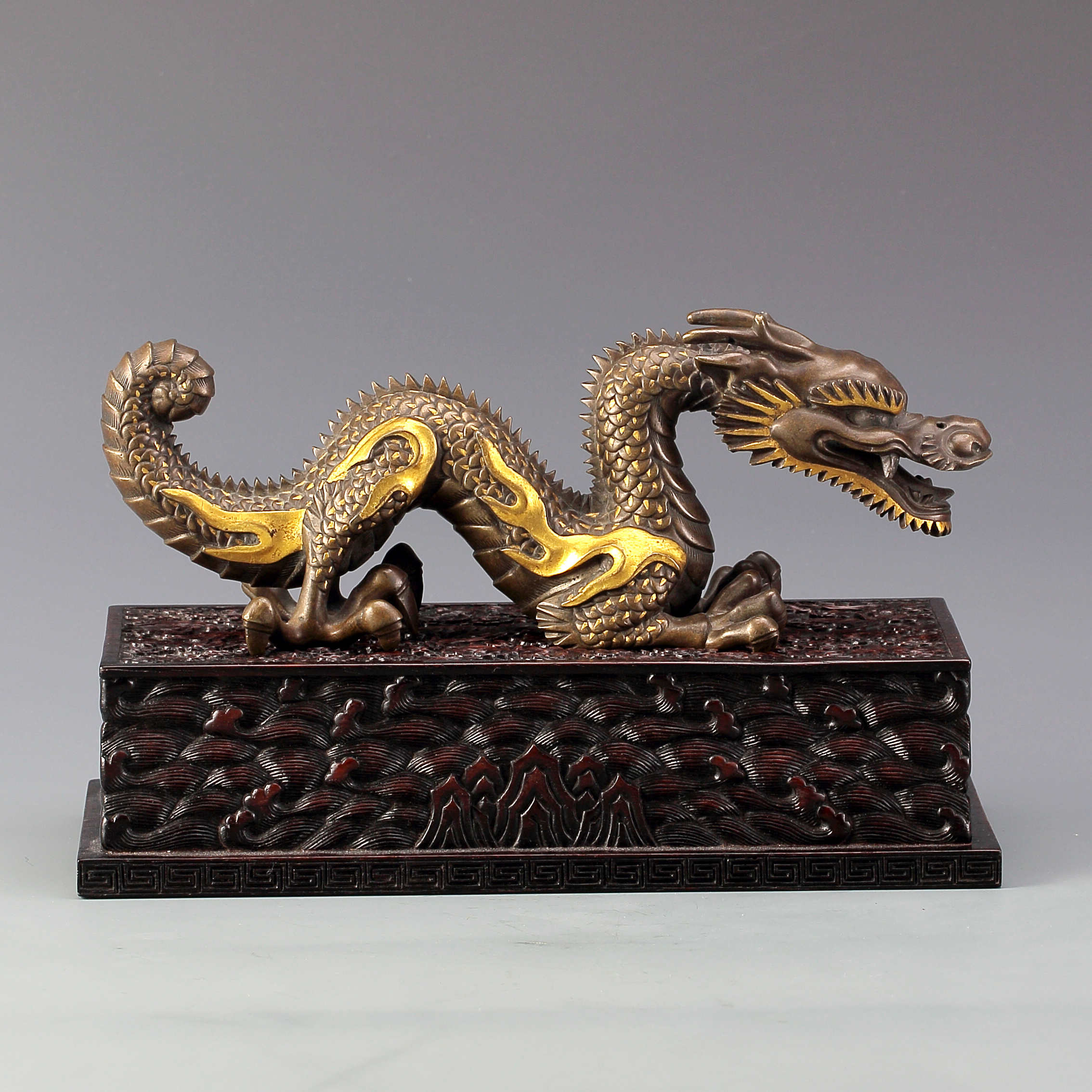 清朝时期铜龙摆件图片图片