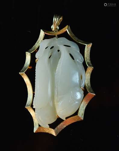 Chinese Jade Carved Jade Pea with Gold Mount