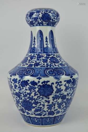 Fine Chinese Blue & White Porcelain Vase