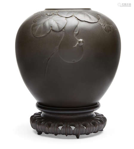 A bronze vase By Oshima Joun (1858-1940), Meiji era (1868-1912), late 19th-early 20th century