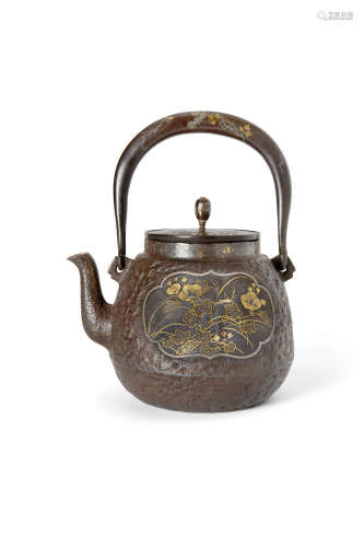 An inlaid-iron tetsubin (kettle) with an en-suite inlaid cover By Kinjudo, Meiji era (1868-1912)