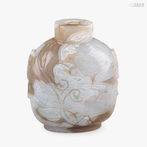 A Chinese two-tone agate ovoid snuff bottle, carved with lingzhi, 19th/20th century