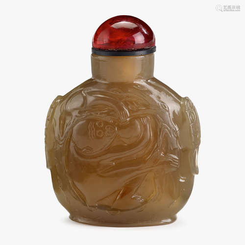 A Chinese cameo agate snuff bottle, carved with monkey, qing dynasty