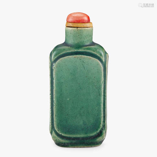 A Chinese green-glazed porcelain snuff bottle, qing dynasty