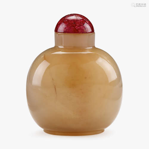 A Chinese agate unadorned round snuff bottle, 19th/20th century