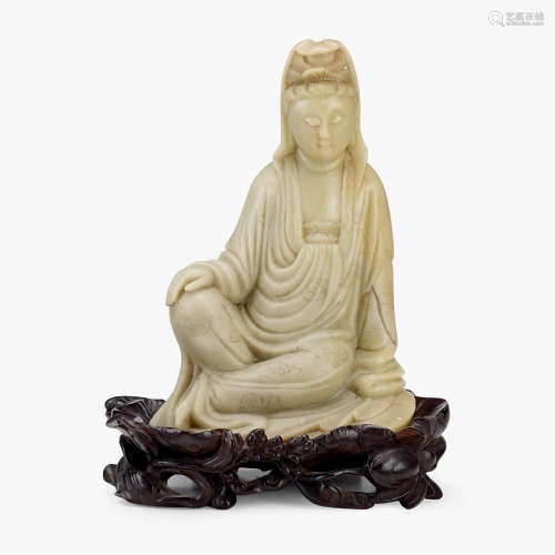 A Chinese soapstone carving of seated Guanyin, 18th/19th century