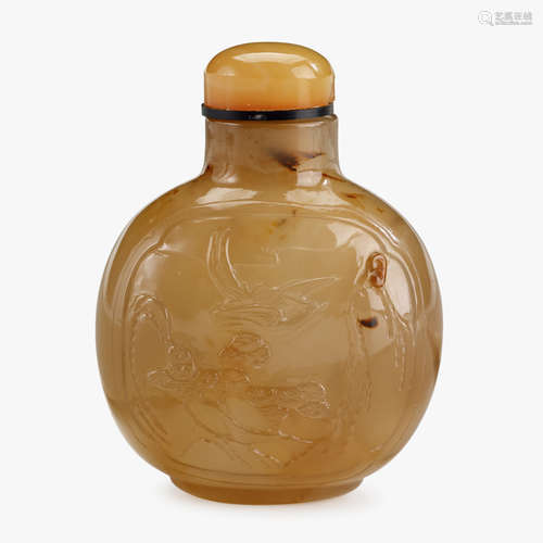 A Chinese cameo agate snuff bottle, carved with crane to surface and phoenix verso, qing dynasty