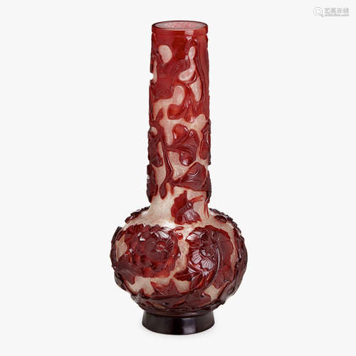 A Chinese ruby-red overlay on snowflake glass bottle vase, 18th century