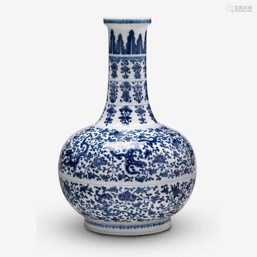 A fine Chinese Ming-style blue and white porcelain bottle vase, 18th century