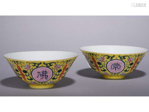 A PAIR OF FAMILLE ROSE 'MEDALLION' BOWL